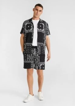 Bandana Print Shirt -yd. Y224SS01 BLK MODEL